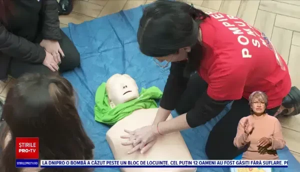 Maraton al resuscitării organizat într-un mall din Cluj-Napoca. Oamenii, dornici să învețe tehnicile de prim-ajutor