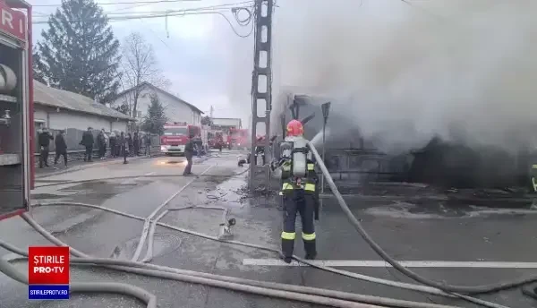 Incendiu violent la un magazin și o casă din Voluntari. Nu au fost înregistrate victime