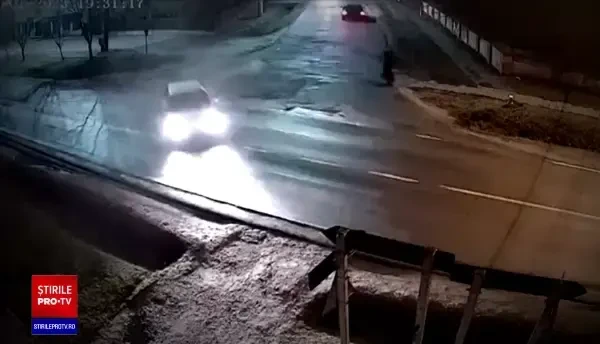 Noi detalii șocante în cazul bărbatului care a traversat o stradă și a fost lovit, în plin, de o mașină. Ce spune șoferul