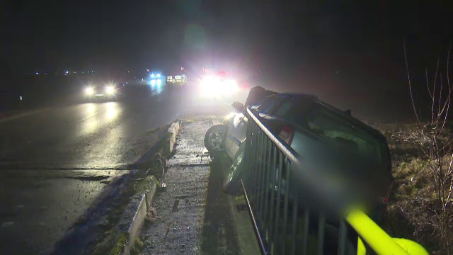 Un tânăr de 19 ani a fost la un pas de tragedie. A pierdut controlul volanului și s-a izbit cu mașina de parapetul unui pod