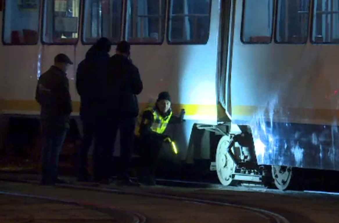 Un bărbat, găsit mort pe șinele de tramvai, în București. Cel mai probabil adormise acolo