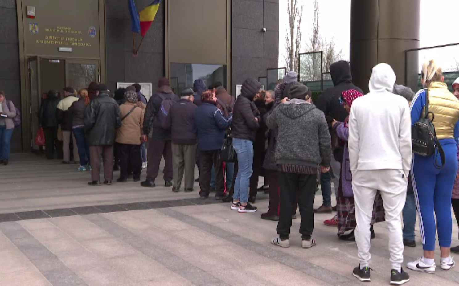 Din nou aglomerație la taxe și impozite, la primăriile care au deschis încasările de luni. Cozi la Timișoara și Craiova