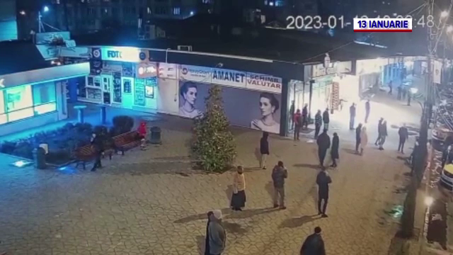 O polițistă a fost lovită violent în cap când a intervenit la un scandal. Totul a fost filmat