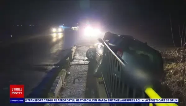 Un tânăr de 19 ani a fost la un pas de tragedie. A pierdut controlul volanului și s-a izbit cu mașina de parapetul unui pod