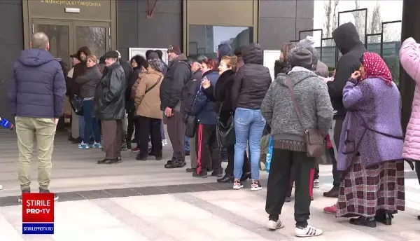 Din nou aglomerație la taxe și impozite, la primăriile care au deschis încasările de luni. Cozi la Timișoara și Craiova