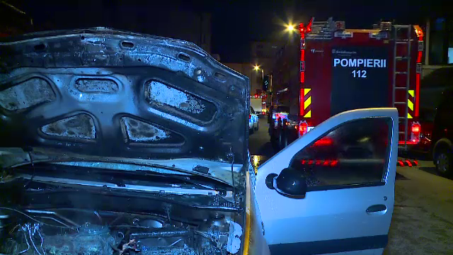 Mașină incendiată pe o stradă din Sectorul 2 al Capitalei. Focul a pornit imediat după ce a fost parcată