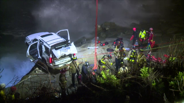 La un pas de moarte. Un șofer a rămas cu mașina suspendată pe marginea prăpastiei