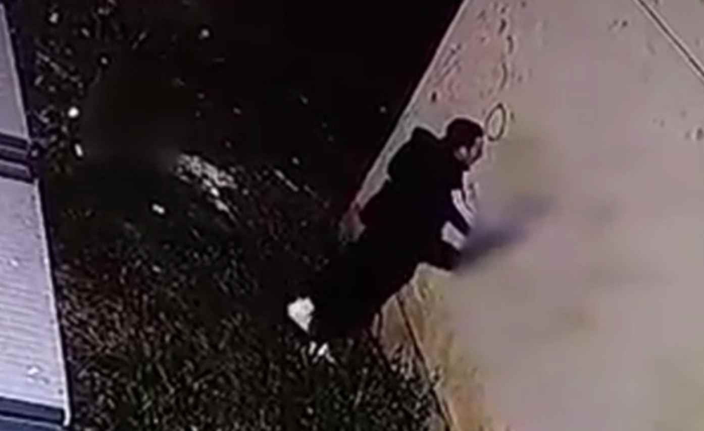 Amorez înșelat și amendat pentru că i-a transmis obscenități iubitei, pe zidul blocului. Nota de plată