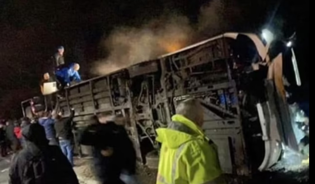 Accident grav în Marea Britanie. Un autobuz în care se aflau zeci de persoane s-a răsturnat pe o autostradă