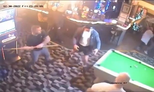 Un bărbat a fost făcut KO într-un bar, după ce a fost lovit în cap cu un tac de biliard | VIDEO