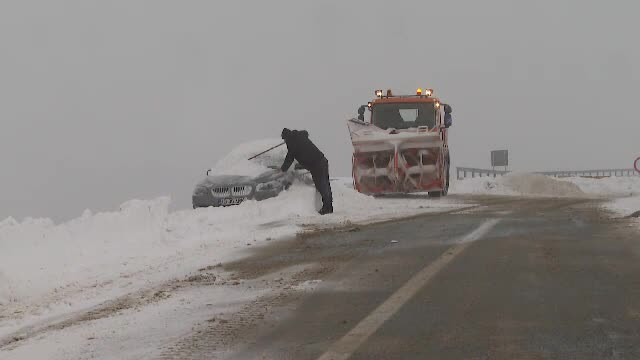 Vreme la extreme, cu mașini îngropate în zăpadă la munte și temperaturi de primăvară în sud