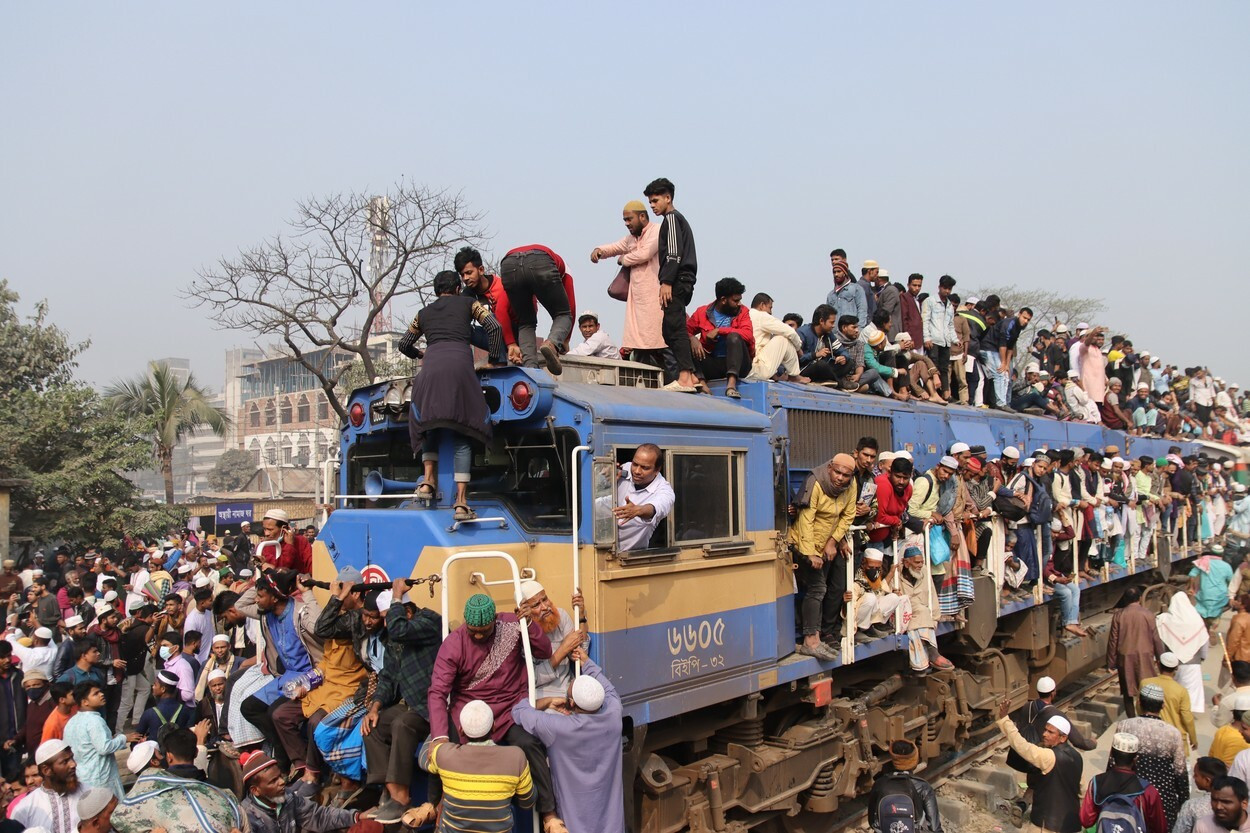 Trenurile au fost luate cu asalt de zeci de mii de călători, după un festival religios, în Bangladesh. FOTO