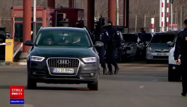 Zeci de polițiști și lucrători vamali, suspectați că au luat mită de la cetățeni moldoveni ca să nu-i controleze
