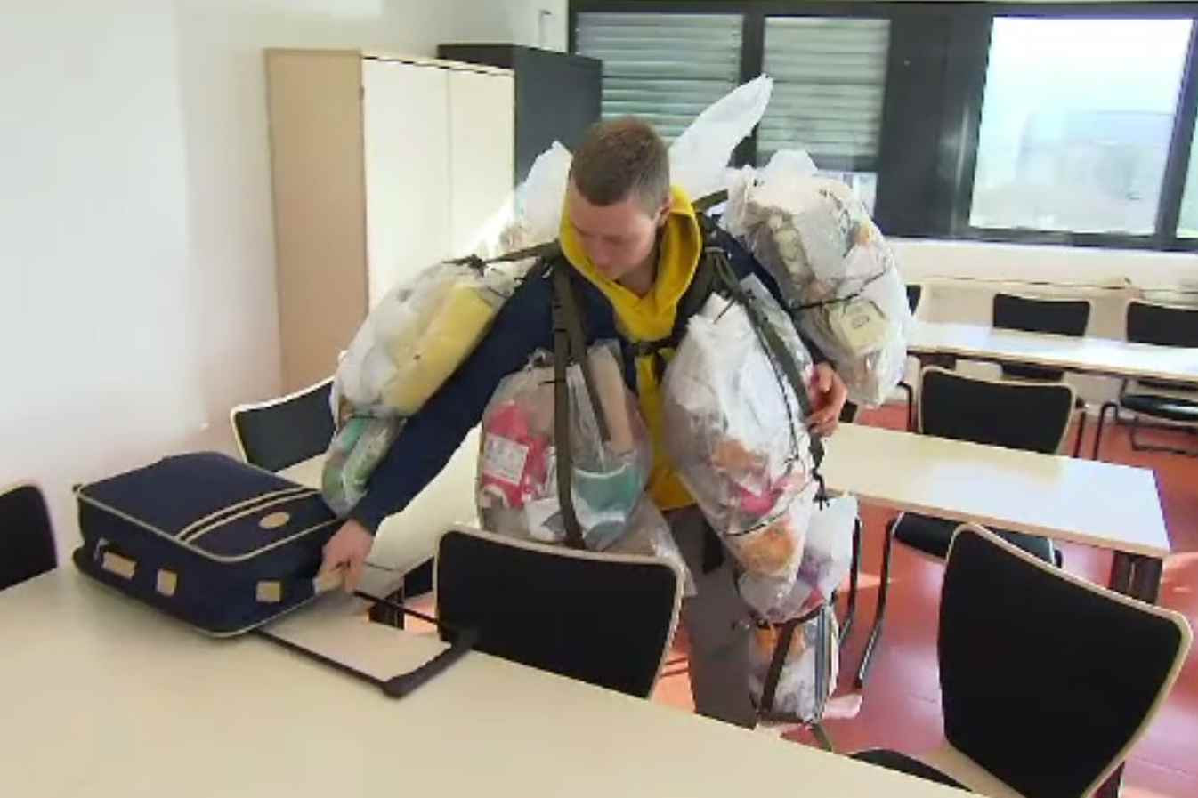 Studentul care își cară pe el propriul gunoi. Merge peste tot cu câțiva saci legați de trup