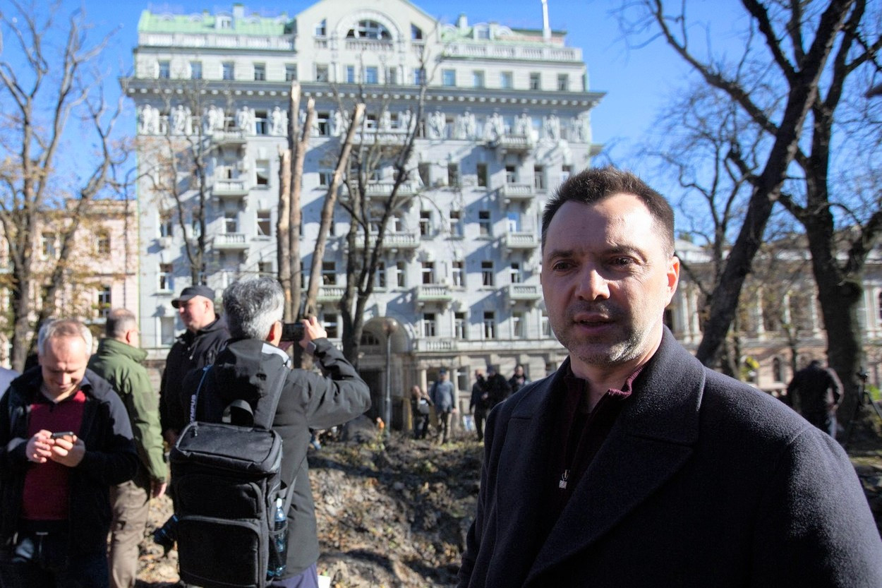 Un consilier al lui Zelenski a demisionat după ce a învinuit Kievul pentru bombardamentul blocului de locuințe din Dnipro