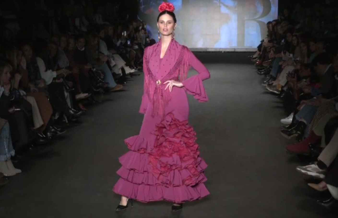 Parada rochiilor de flamenco, în Sevilla. Zeci de manechine, transformate în dansatoare