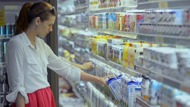 Frauda alimentară ia amploare. Producătorii folosesc ingrediente ieftine, dar pe ambalaj notează altceva și le vând mai scump