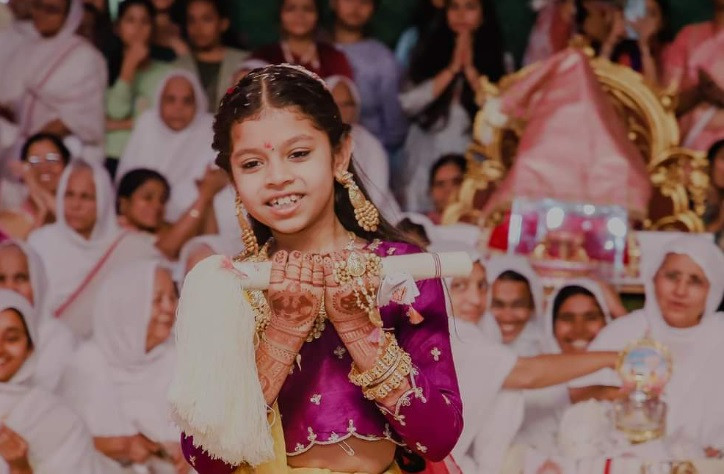 Moștenitoarea unui imperiu de peste 60 de milioane de dolari renunță la tot și se călugărește. Are doar 8 ani