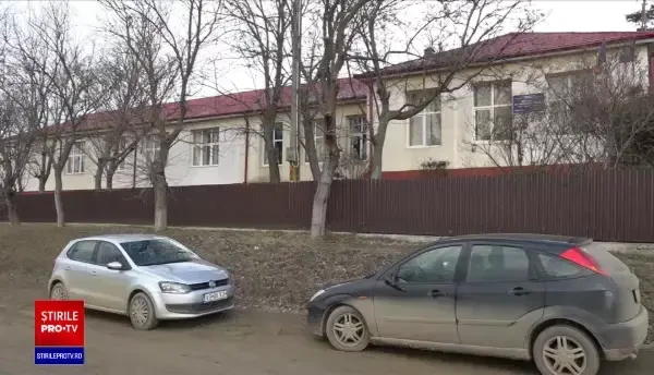 Cum se apără profesorul care a bătut un elev cu bățul la palmă pentru că nu a știut tabla înmulțirii