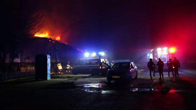 Mobilizare de forțe la un liceu din Baia Mare. Un incendiu puternic a cuprins mansarda cantinei