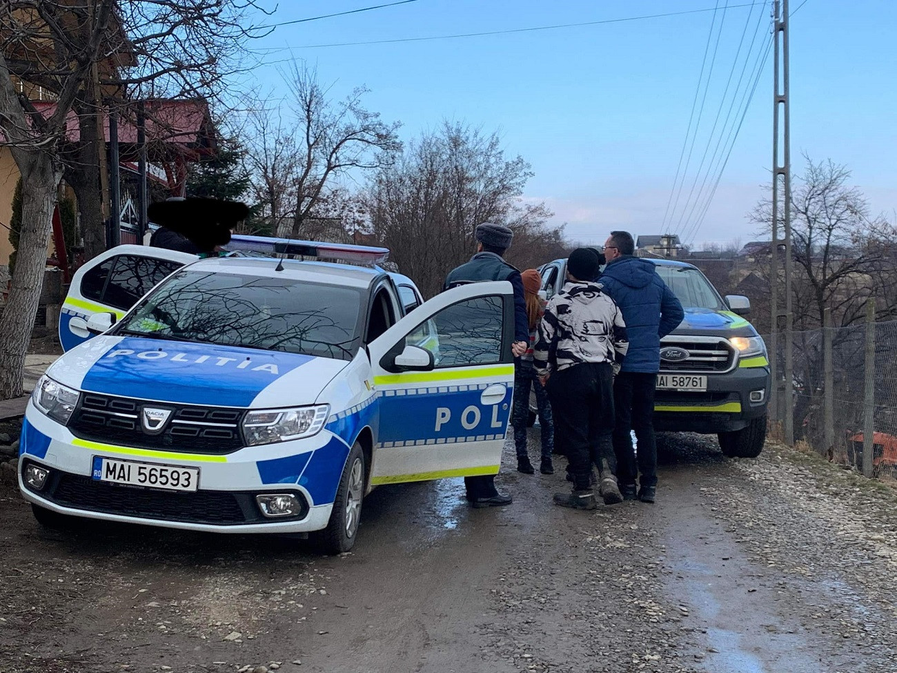 Un tânăr a spânzurat un câine, apoi l-a înjunghiat de cel puțin 40 de ori. Toată scena a fost filmată de un copil de 10 ani