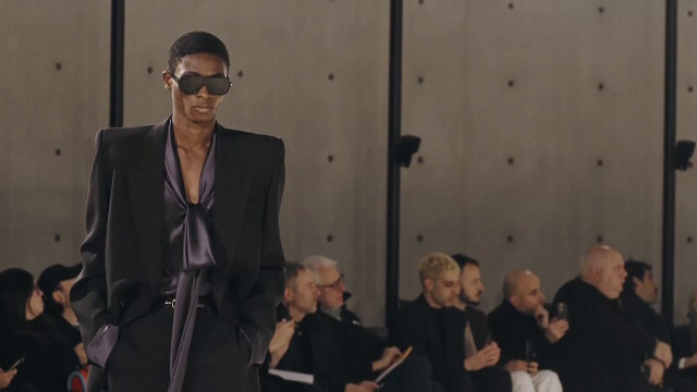 A început Săptămâna Modei la Paris. Yves Saint Laurent a deschis evenimentul cu o colecție de ţinute masculine