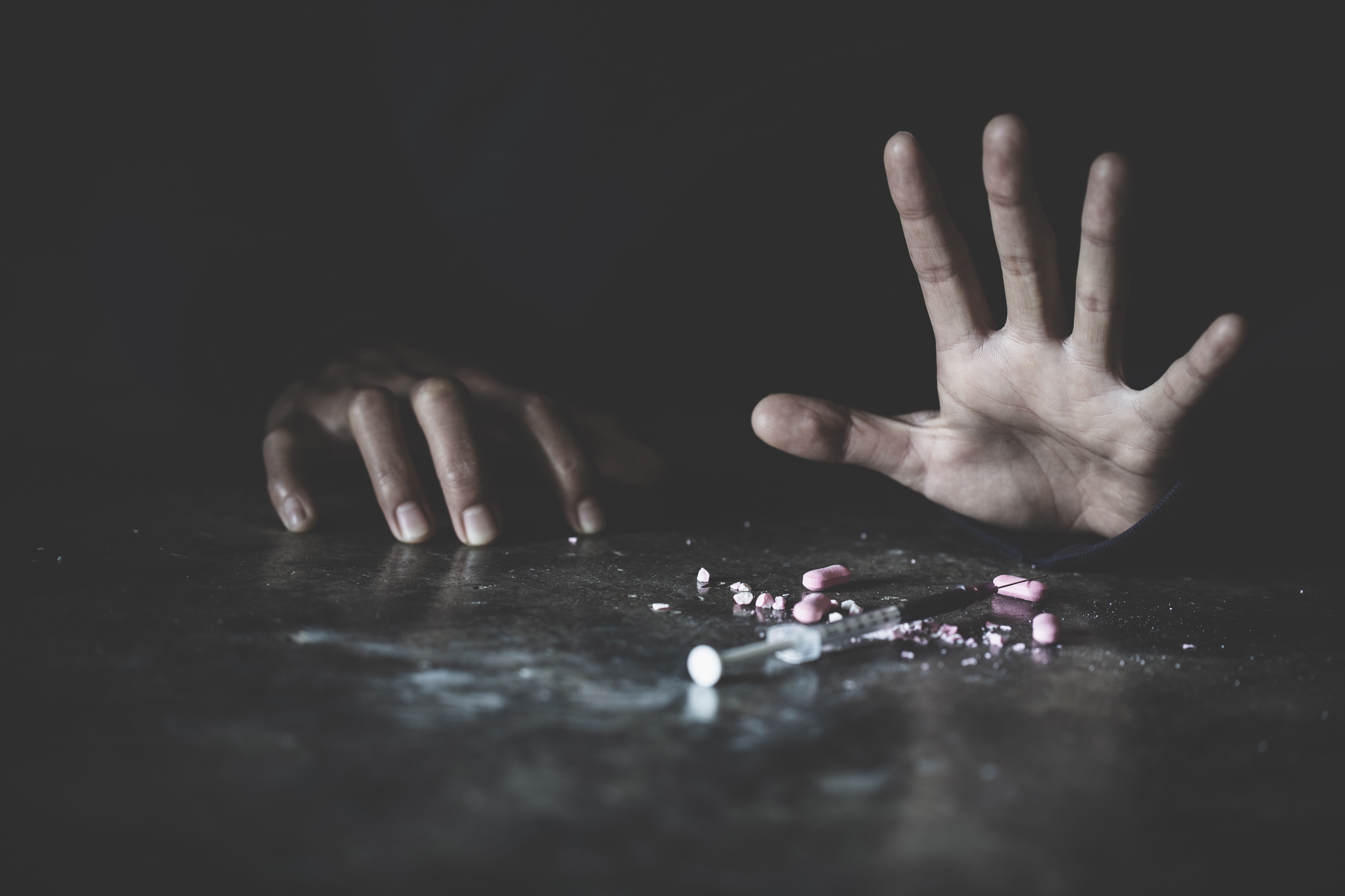 Orașul „zombie” în care oamenii consumă un drog folosit pentru tranchilizarea animalelor. Substanța mănâncă în carne vie