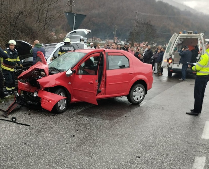 Accident grav în Hunedoara: Un şofer a murit, iar alte două persoane au fost rănite
