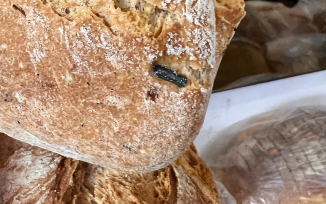 Tăvi înnegrite, cu depuneri de murdărie, printre care se plimbau gândaci, la o brutărie din Timişoara amendată de ANPC