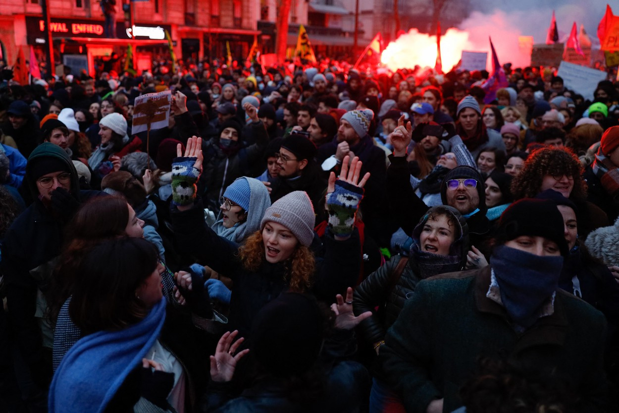 Milioane de francezi protestează în stradă împotriva creșterii vârstei de pensionare la 64 de ani. Violențe la Paris VIDEO