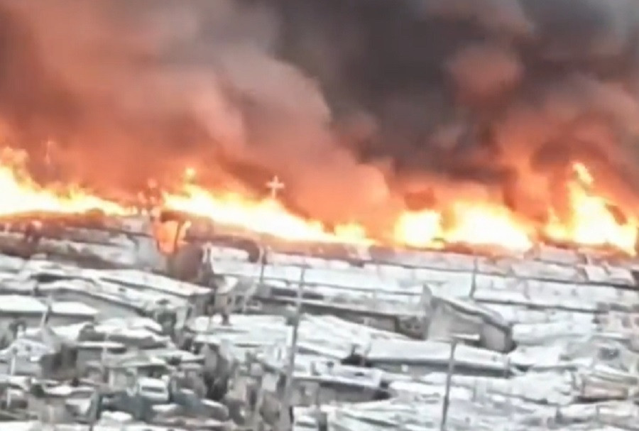 Zeci de case au fost distruse într-un incendiu puternic care a izbucnit în Seul. 500 de persoane au fost evacuate de urgență