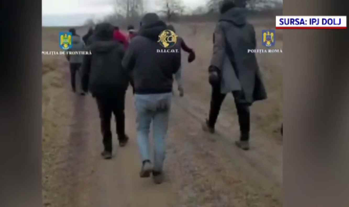 Rețea de traficanți româno-bulgară, anihilată de polițiști. Treceau oameni cu bărcile pe Dunăre