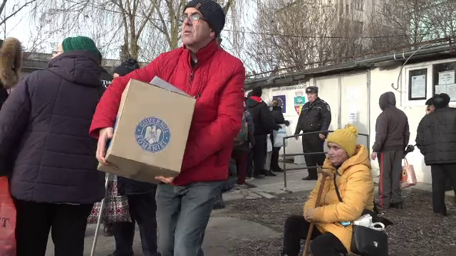 România umilinței. Oameni cu un picior sau în scaun cu rotile, la coadă de cu noapte, cu speranța unui pachet de ajutoare