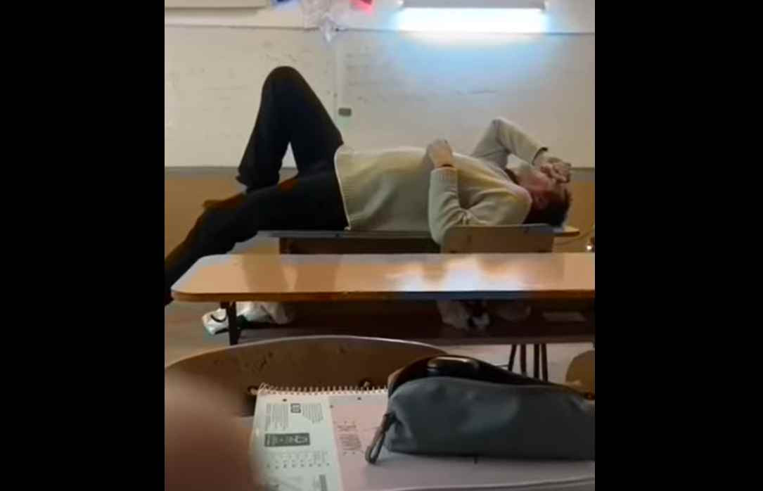 Profesor din Vâlcea întins pe catedră, în timp ce elevii făceau tumbe în jurul lui. Inspectorul șef: „E halucinant” | VIDEO