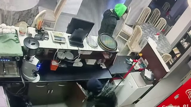 Cum acționează doi bărbați bănuiți de numeroase furturi din Suceava. Au fost filmați