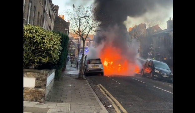 Momentul în care un autobuz școlar este cuprins de flăcări. În interior se aflau copii VIDEO