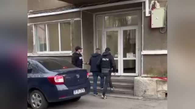 Un bărbat a fost arestat după ce a montat camere video în toaletele unei clinici private din București. Soția sa lucra acolo