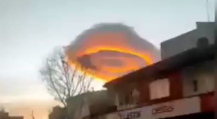 Un nor a stârnit o nebunie pe Internet. S-a spus că are formă de OZN, dar oamenii nu se mai opresc din glume. VIDEO&FOTO