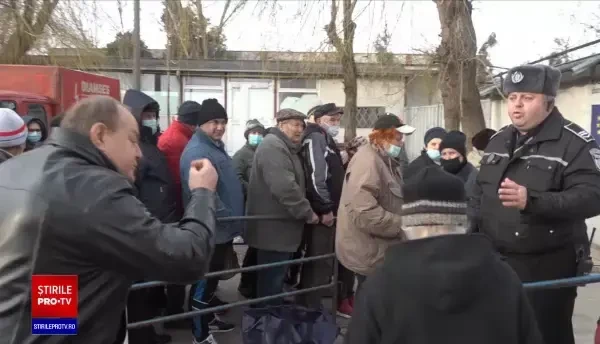 România umilinței. Oameni cu un picior sau în scaun cu rotile, la coadă de cu noapte, cu speranța unui pachet de ajutoare