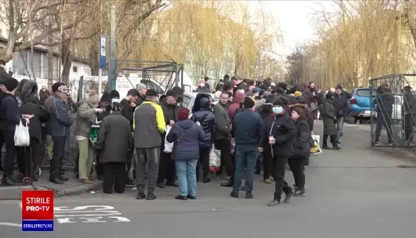 România umilinței. Oameni cu un picior sau în scaun cu rotile, la coadă de cu noapte, cu speranța unui pachet de ajutoare