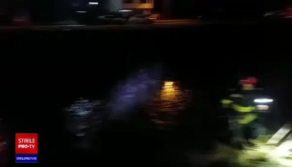 Un bărbat a căzut în pârâul Valea Iașiului. Pompierii îl caută