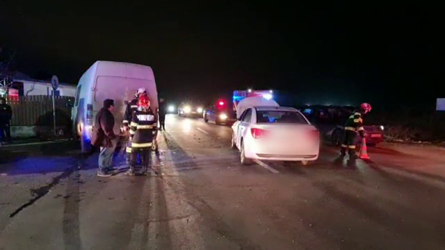Accident în Constanța. Un șofer a ajuns la spital după după ce mașina sa a fost lovită de un microbuz