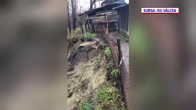 Ploile abundente au făcut ravagii în țară. Mai multe locuințe din Vâlcea sunt în pericol din cauza alunecărilor de teren