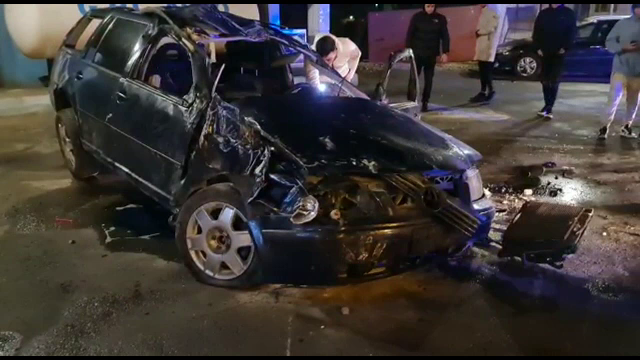 O mașina s-a răsturnat, a ajuns într-o stație GPL și a fost proiectată într-un alt autoturism. Șoferul a ajuns la spital