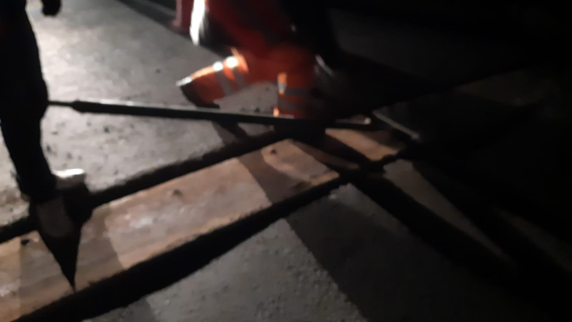 O traversă a podului peste râul Siret s-a desprins, în zona Lungoci. Circulaţia se desfăşoară pe un fir alternativ