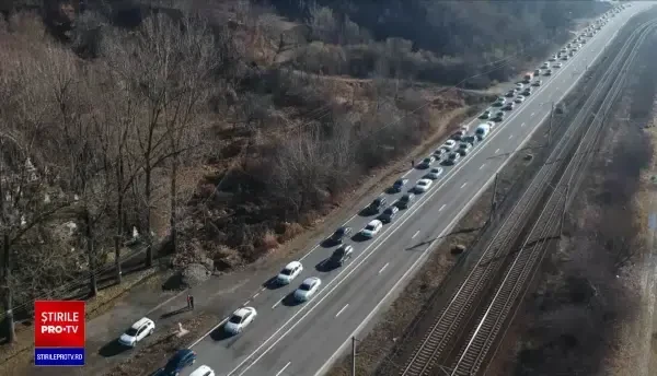 Mica vacanță de patru zile a început în trafic. Mii de maşini s-au îndreptat spre staţiunile de pe Valea Prahovei