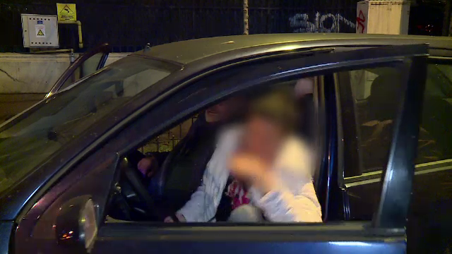 Reacția nervoasă a unei femei când a fost prinsă beată la volan și a văzut echipele de televiziune