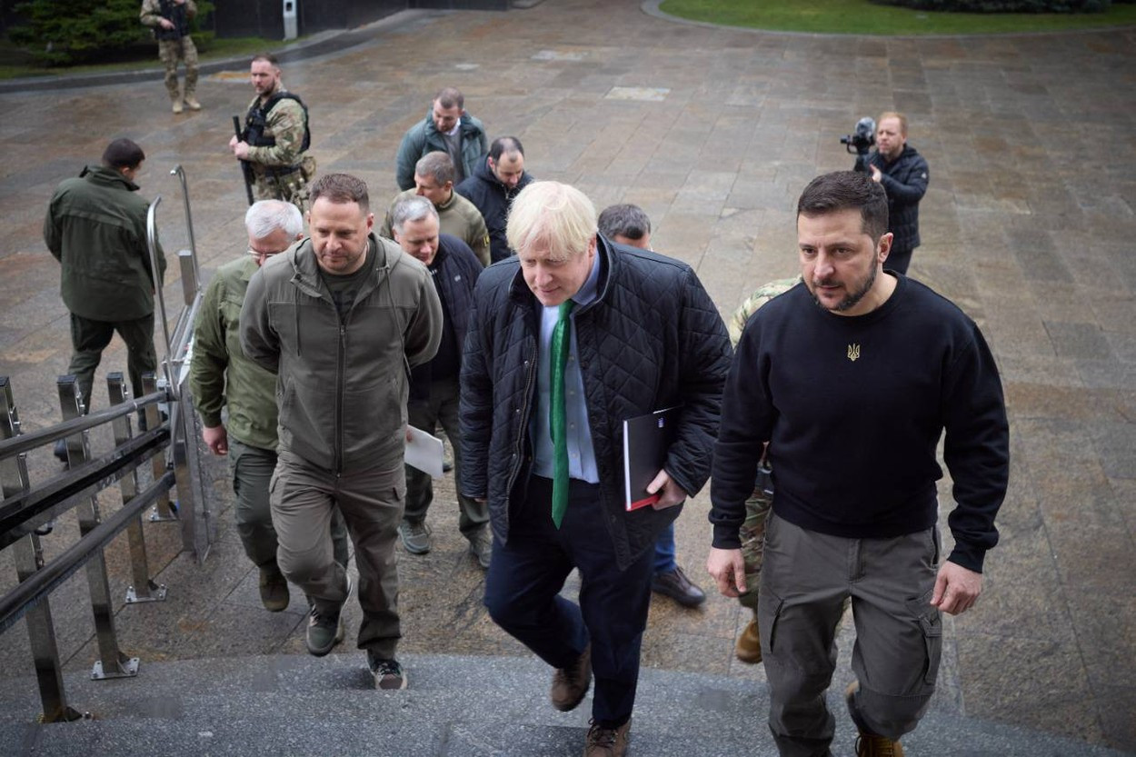 Boris Johnson s-a întors la Kiev într-o vizită surpriză şi promite ajutor Ucrainei. Reacţia premierului Rishi Sunak