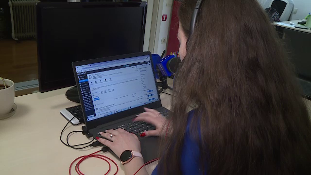 Tot mai mulți vârstnici din România își găsesc sprijin în voluntari. Unde pot suna cei care au nevoie