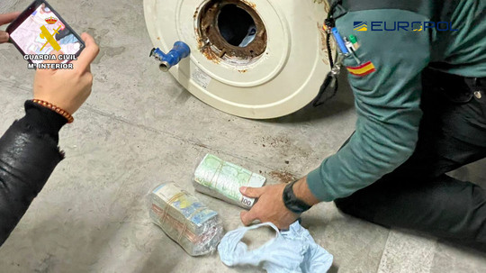 Refugiaţi ucraineni, exploataţi în fabrici de ţigări contrafăcute în Spania